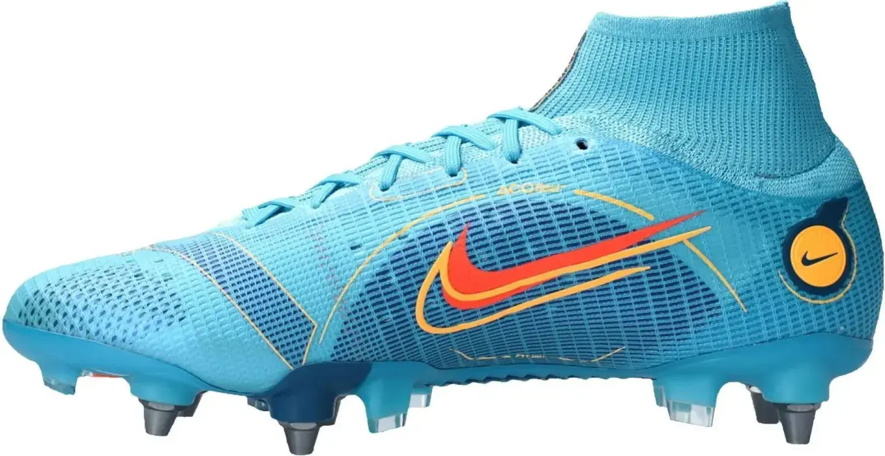 Niebieskie buty piłkarskie Nike Mercurial z pomarańczowym logo i żółtymi detalami, gotowe na szybkie akcje na boisku.