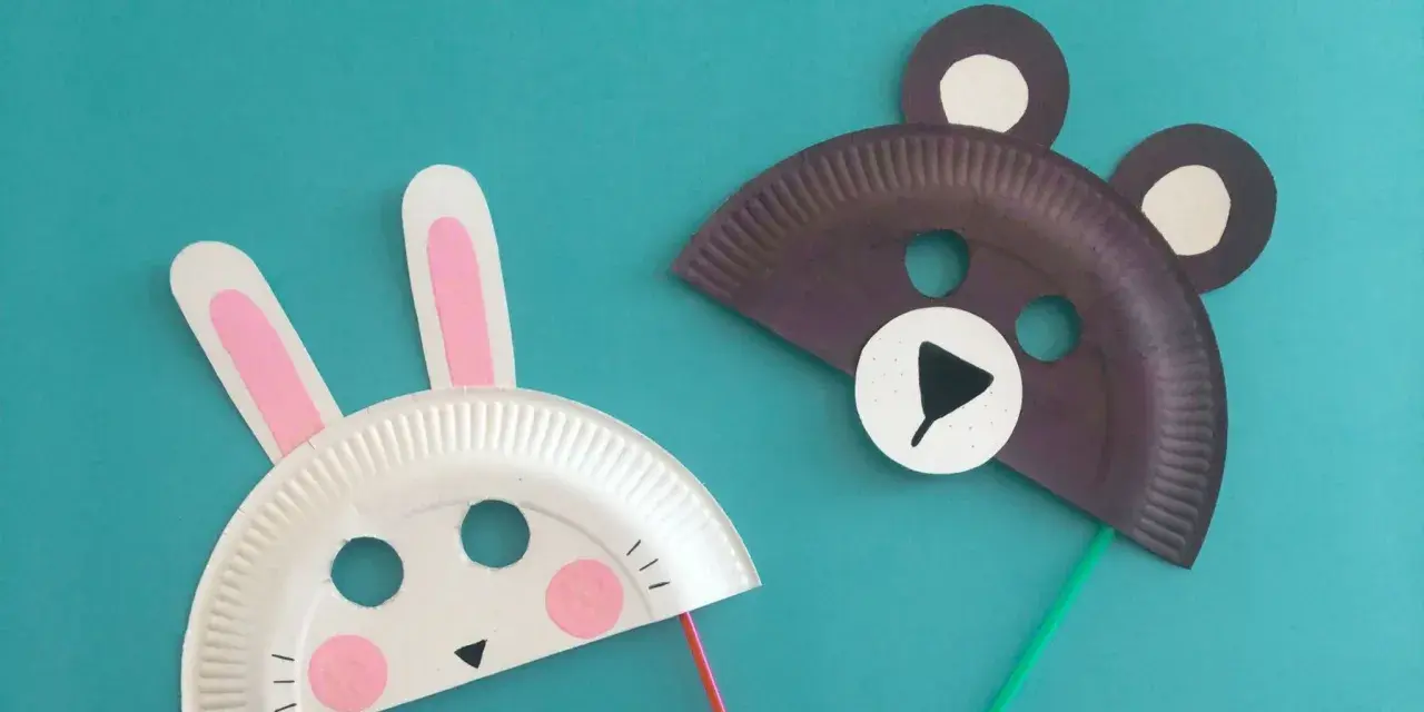 Zwei selbstgebastelte Masken für Kinder: ein Hase und ein Bär aus Papptellern. Perfekt zum Spielen und für Fasching!