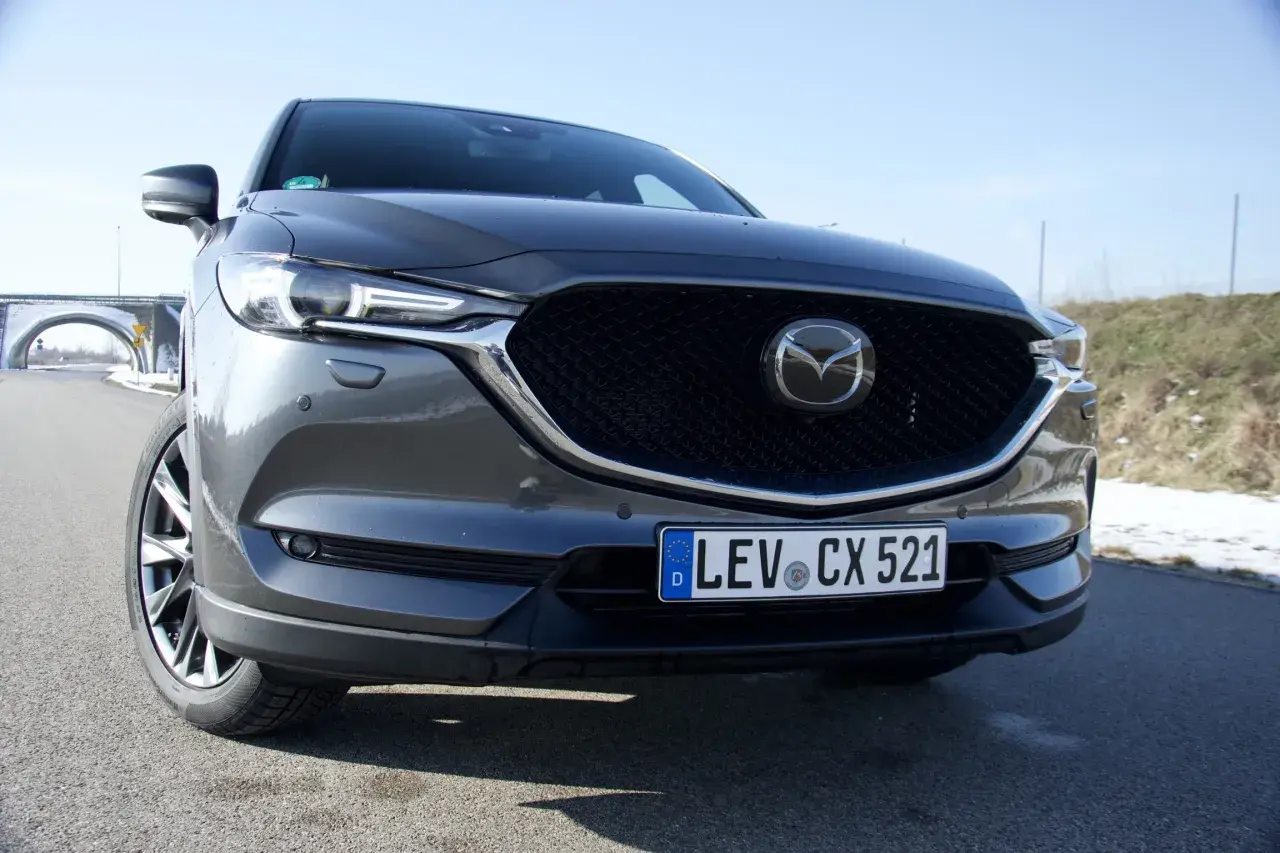 Szara Mazda CX-5 z tablicą LEV CX 521. Czy negatywne opinie o tym modelu są uzasadnione?