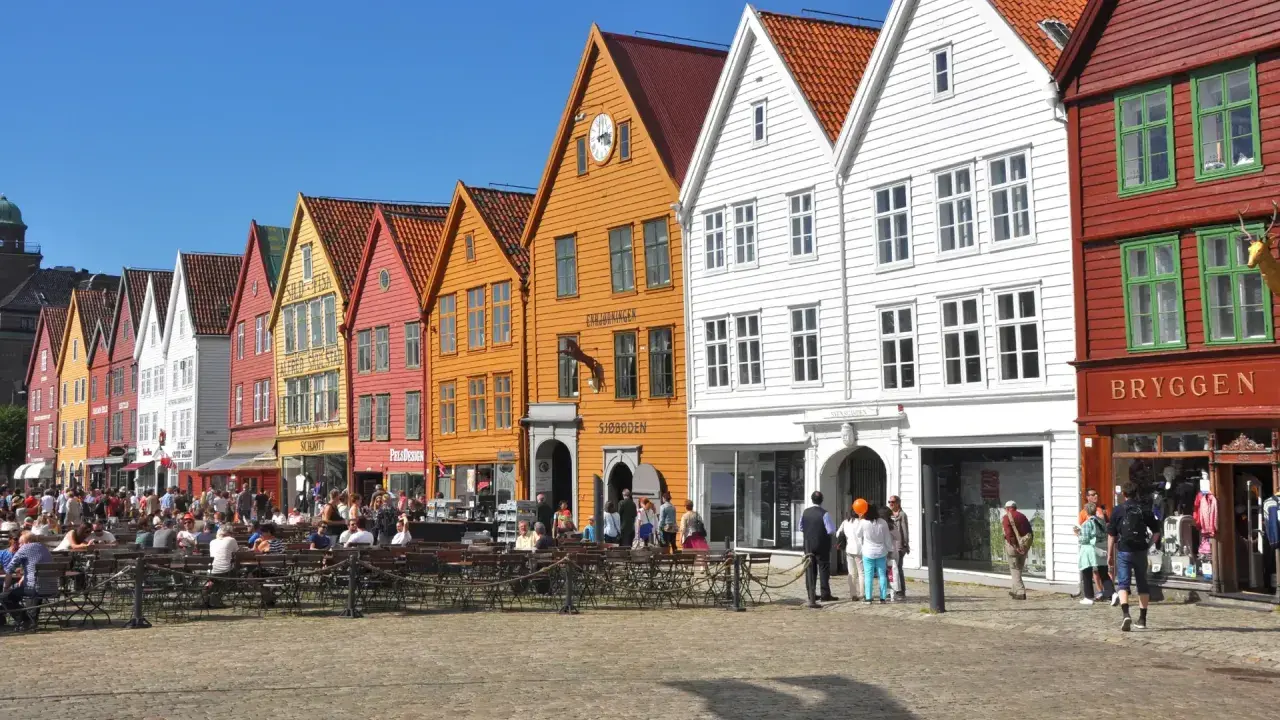 Les maisons colorées de Bryggen à Bergen invitent à flâner. Idéal pour savoir que faire à Bergen, entre terrasses et boutiques.