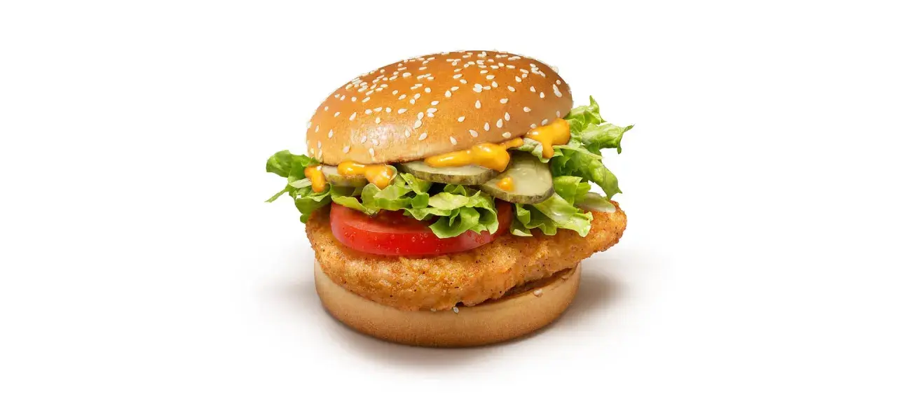 Chikker McDonald z chrupiącym kurczakiem, sałatą, pomidorem i ogórkiem kiszonym.