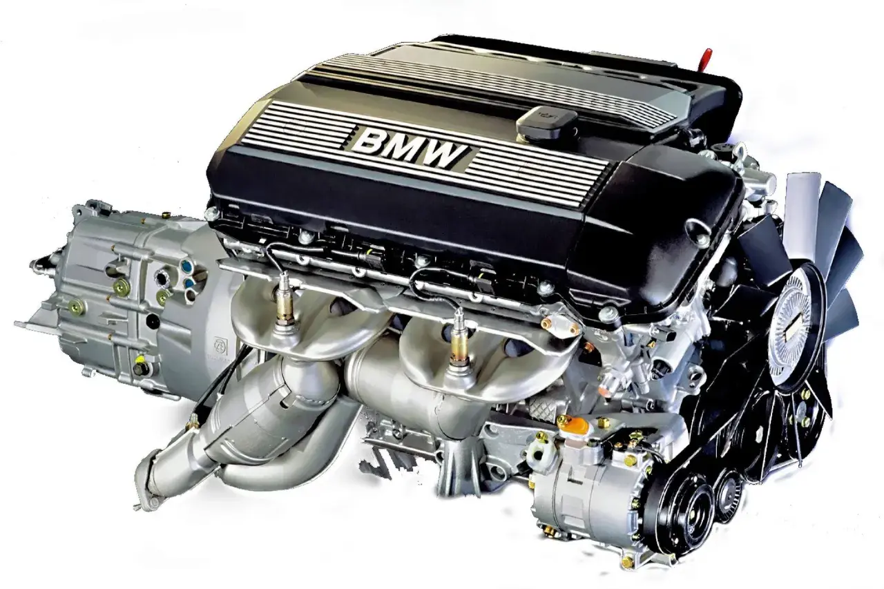 Silnik BMW M47 z turbosprężarką i skrzynią biegów.
