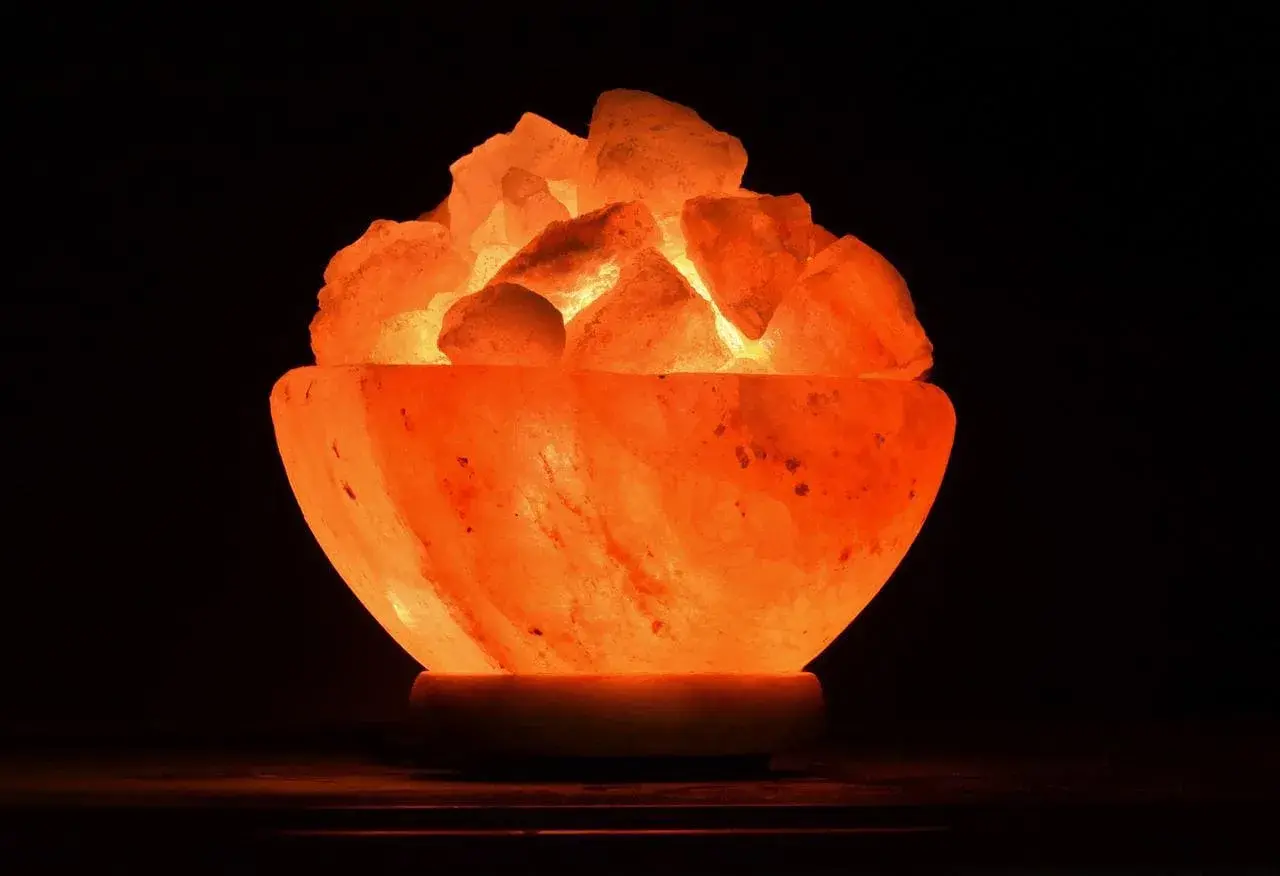 Lámparas de sal para que sirven: crean un ambiente cálido y relajante. Su luz anaranjada ilumina cristales de sal natural.