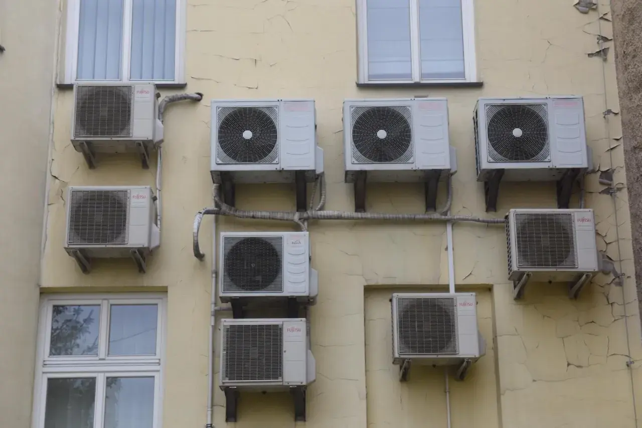 Klimatyzacja w bloku: Ile kosztuje i jak załatwić formalności?