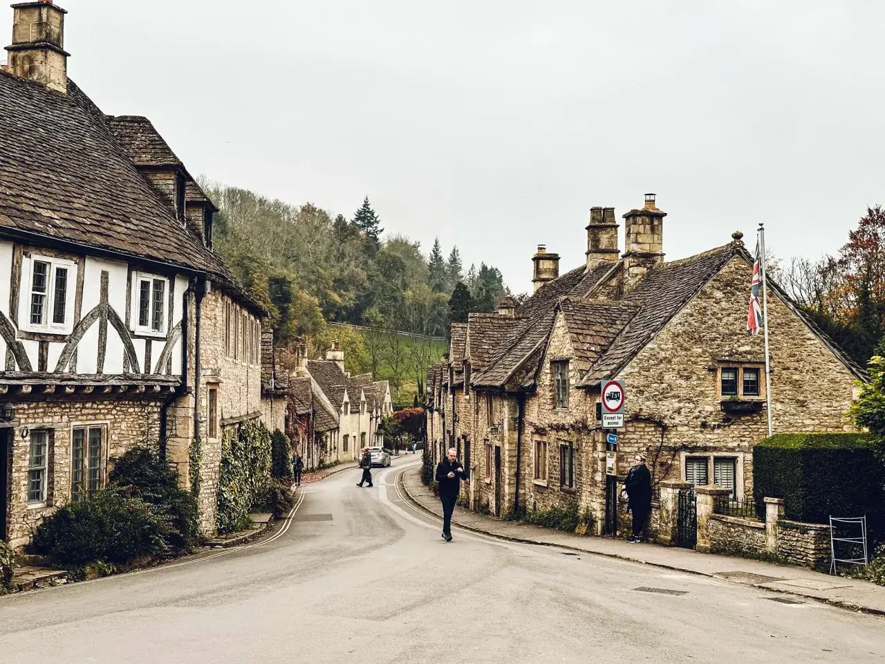 Kamienna uliczka w Cotswolds, z tradycyjnymi domami i zielenią.