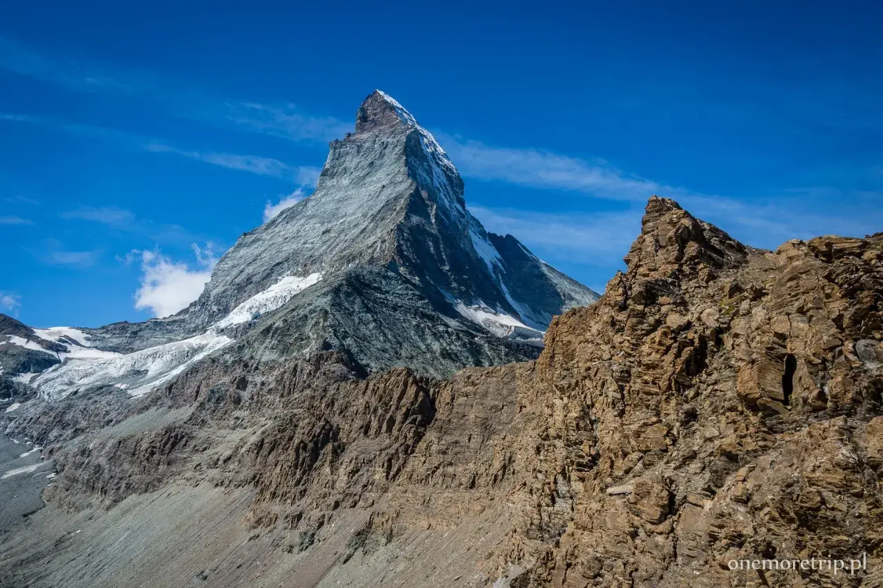Majestatyczny Matterhorn w słońcu, z lodowcami i skalistymi zboczami. Widok zapierający dech w piersiach, jakbyś stał u progu wejścia na Matterhorn.