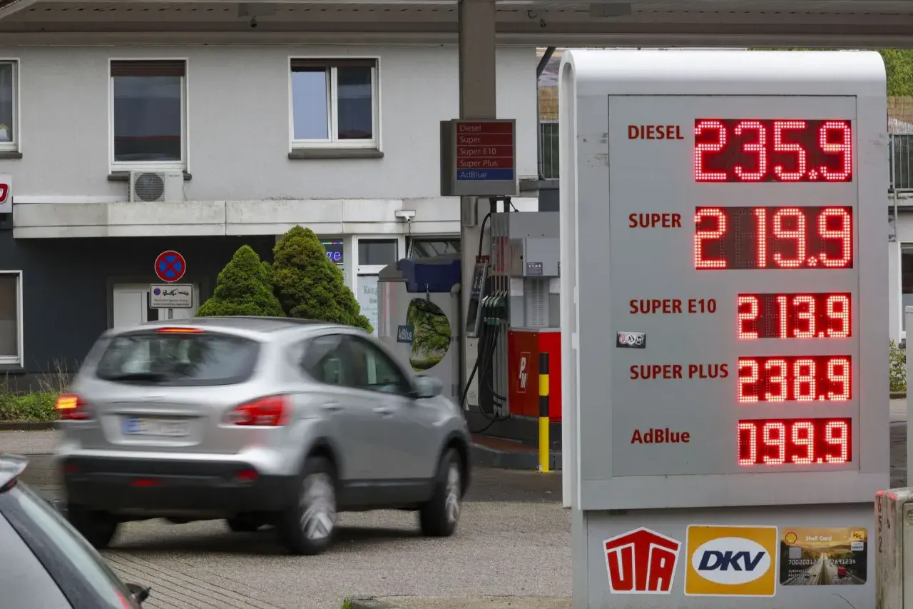 Cena benzyny w Niemczech: Diesel 235.9, Super 219.9, Super E10 213.9, Super Plus 238.9, AdBlue 199.9.