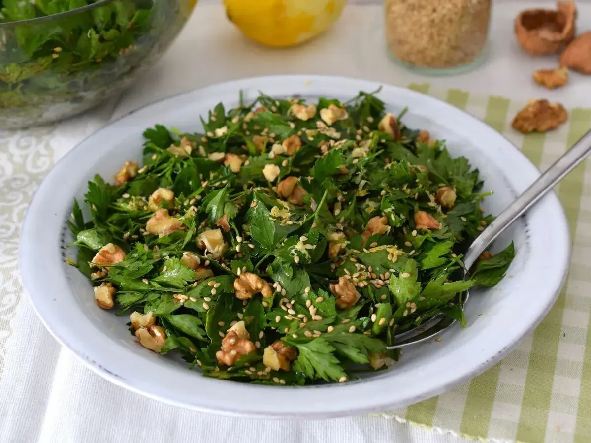 Ensalada primavera fresca con perejil, nueces y semillas de sésamo. Un plato ligero y lleno de sabor.