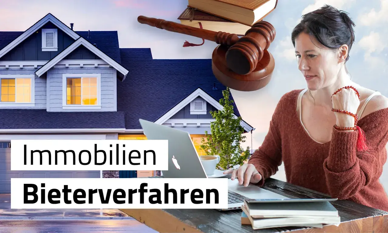 Eine Frau am Laptop, daneben ein Haus, ein Richterhammer und Bücher. Das Bild erklärt, was ist ein Bieterverfahren bei Immobilien.