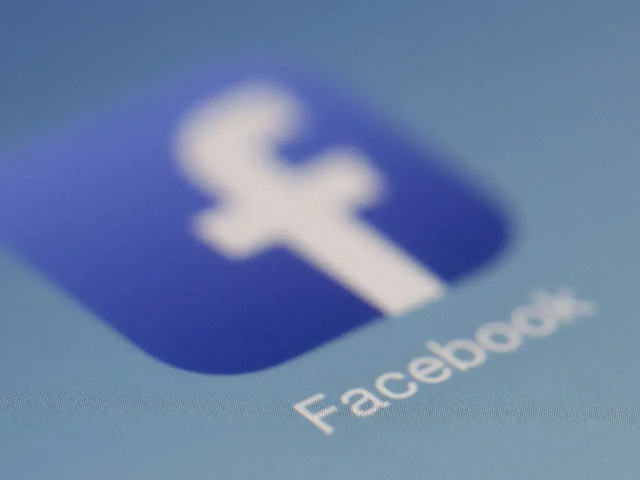 Ikona Facebooka. Dowiedz się, jak zablokować możliwość dodawania życzeń na FB, aby chronić swoją prywatność.