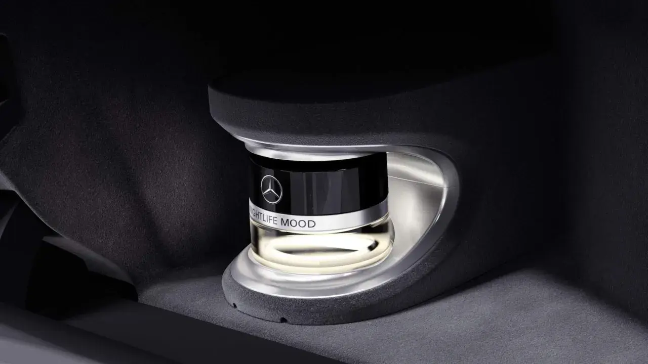 Elegancki mercedes benz perfume "Nightlife Mood" w samochodowym uchwycie.