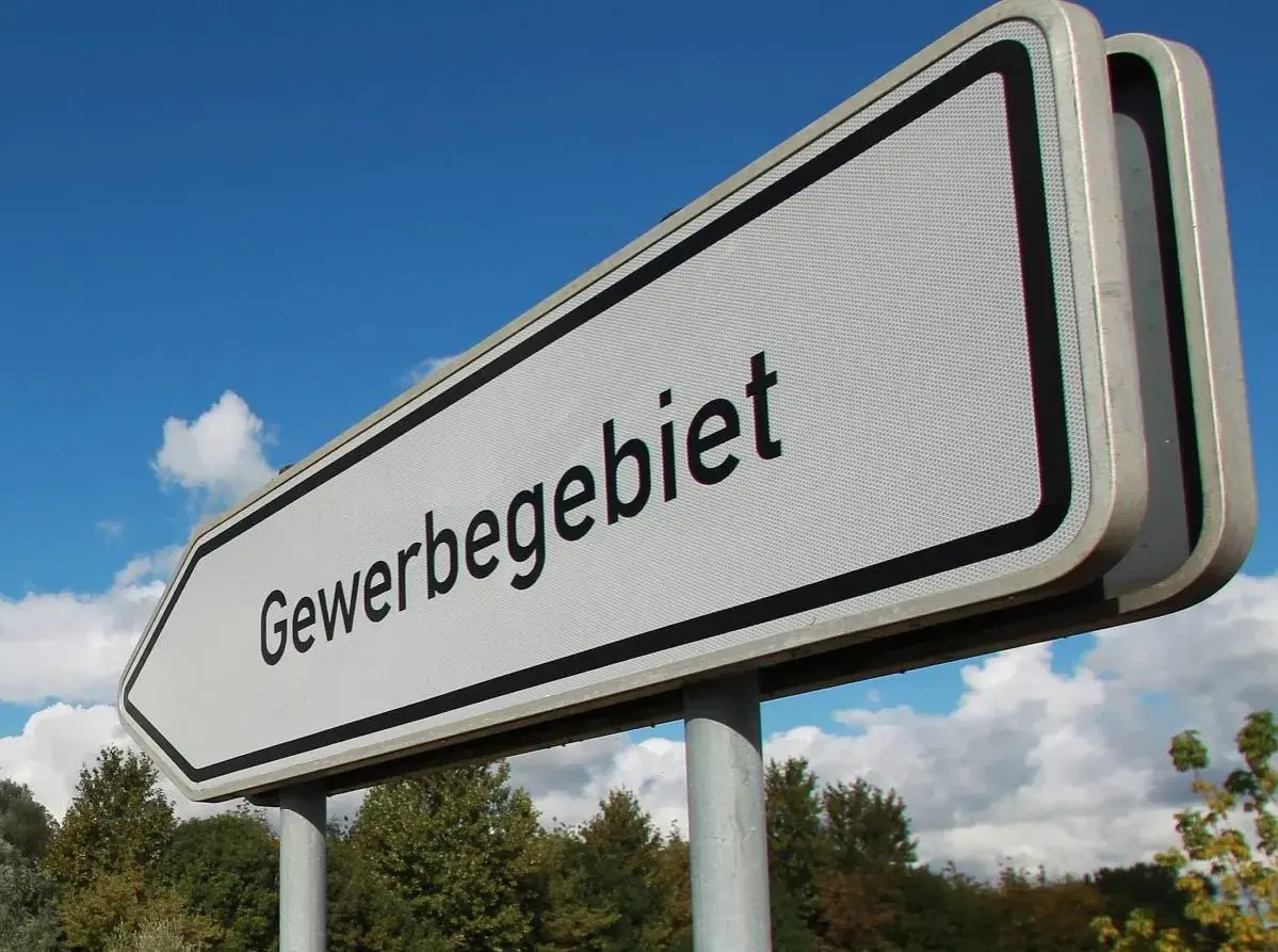 Wegweiser zum Gewerbegebiet. Hier könnten Unternehmen ansässig sein, die Gewerbesteuer zahlen.