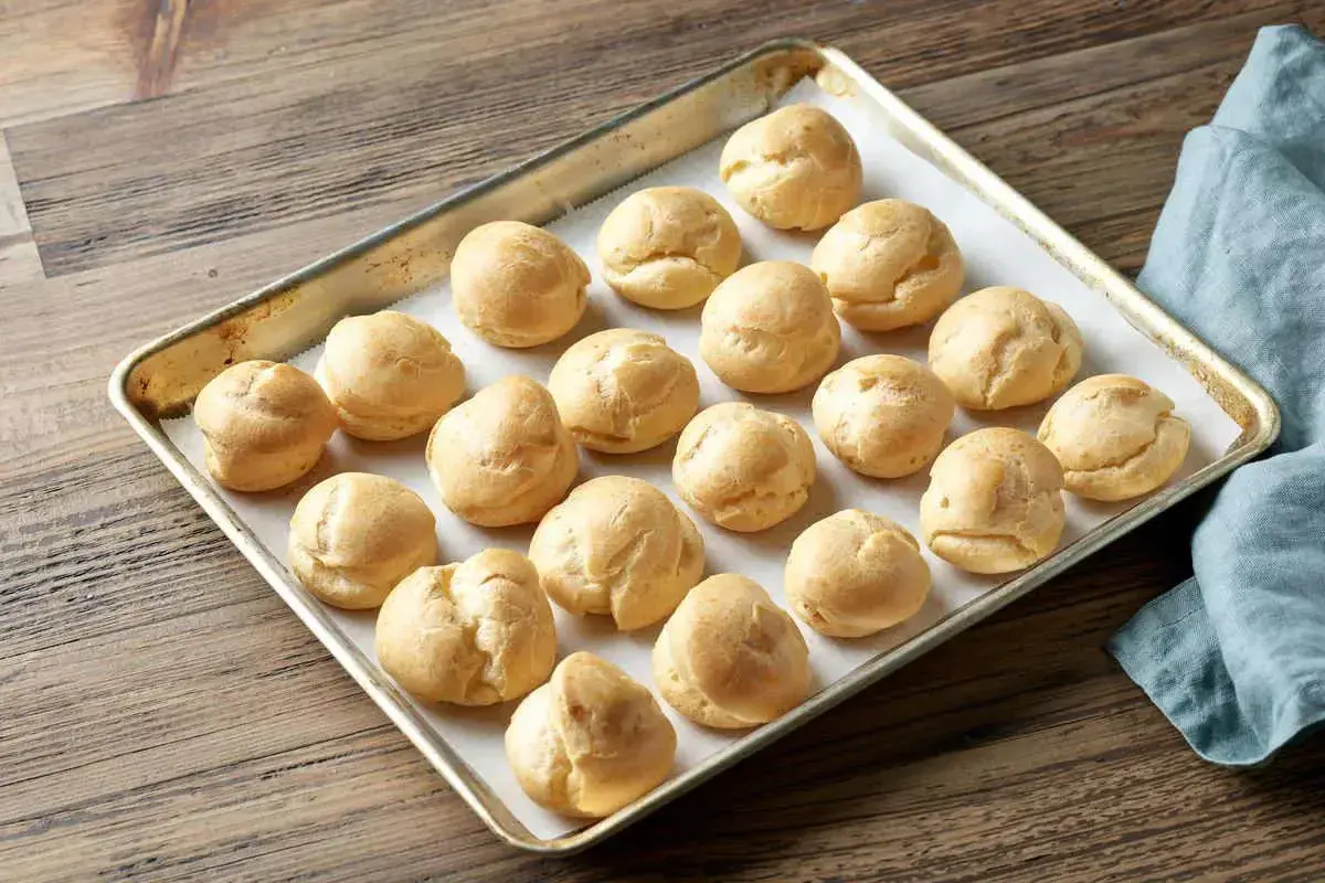 Bicchierini dorati pronti per essere farciti, un classico della pasta choux ricetta originale.