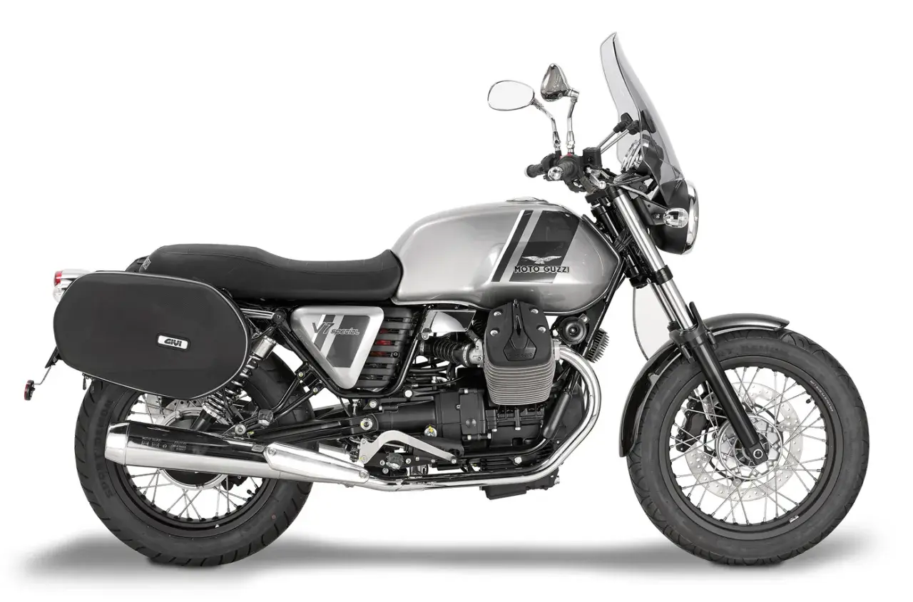 Moto Guzzi V7 Special con telaietti borse laterali universali Givi, pronte per ogni avventura.
