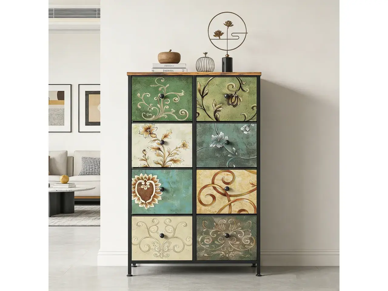 Comoda de 8 cajones con diseños florales y arabescos en tonos verdes, ocres y azules. Un mueble que aporta arte y organización.