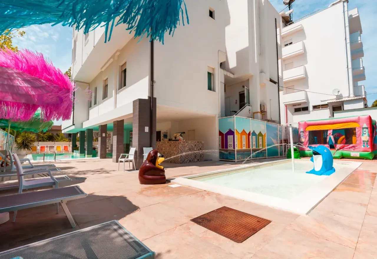 Un colorato family hotel metropolitano con piscina, gonfiabili e divertenti decorazioni per bambini.