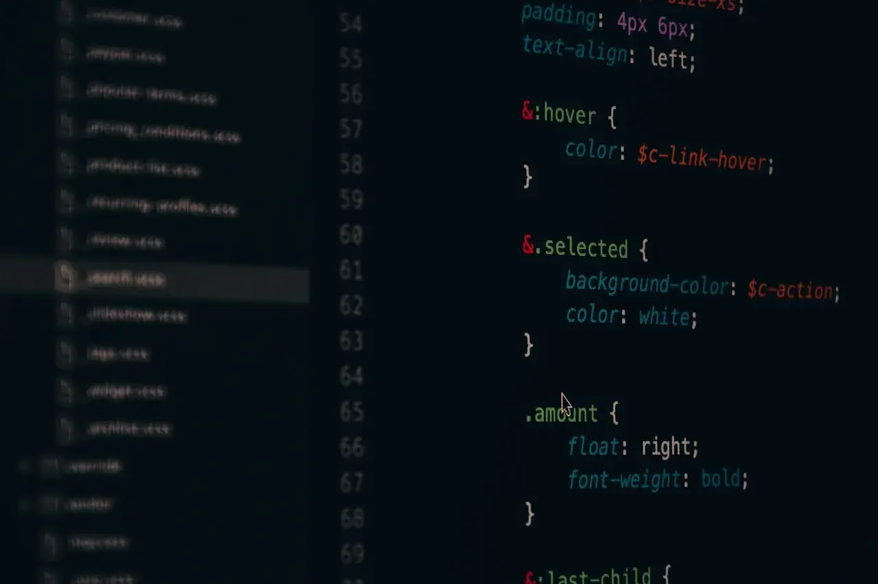 Kod CSS w edytorze, widać plik "search.scss" i reguły dla :hover, .selected i .amount.
