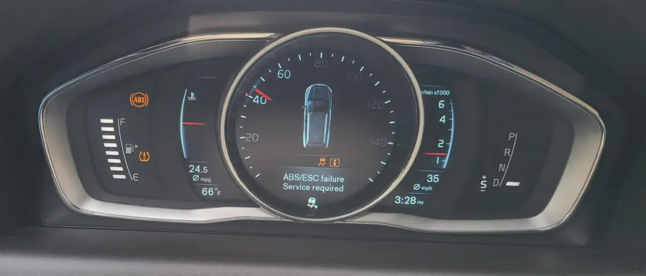 ABS/ESC-fel indikerar att esc service erfordras volvo. Varningstriangel och ABS-lampa lyser.
