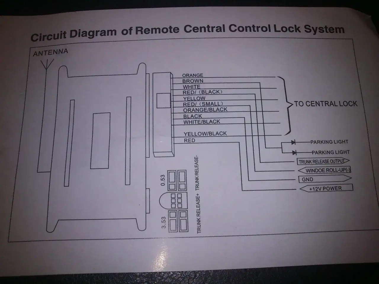 Diagrama de cableado de un sistema de cierre centralizado con antena y conexiones.
