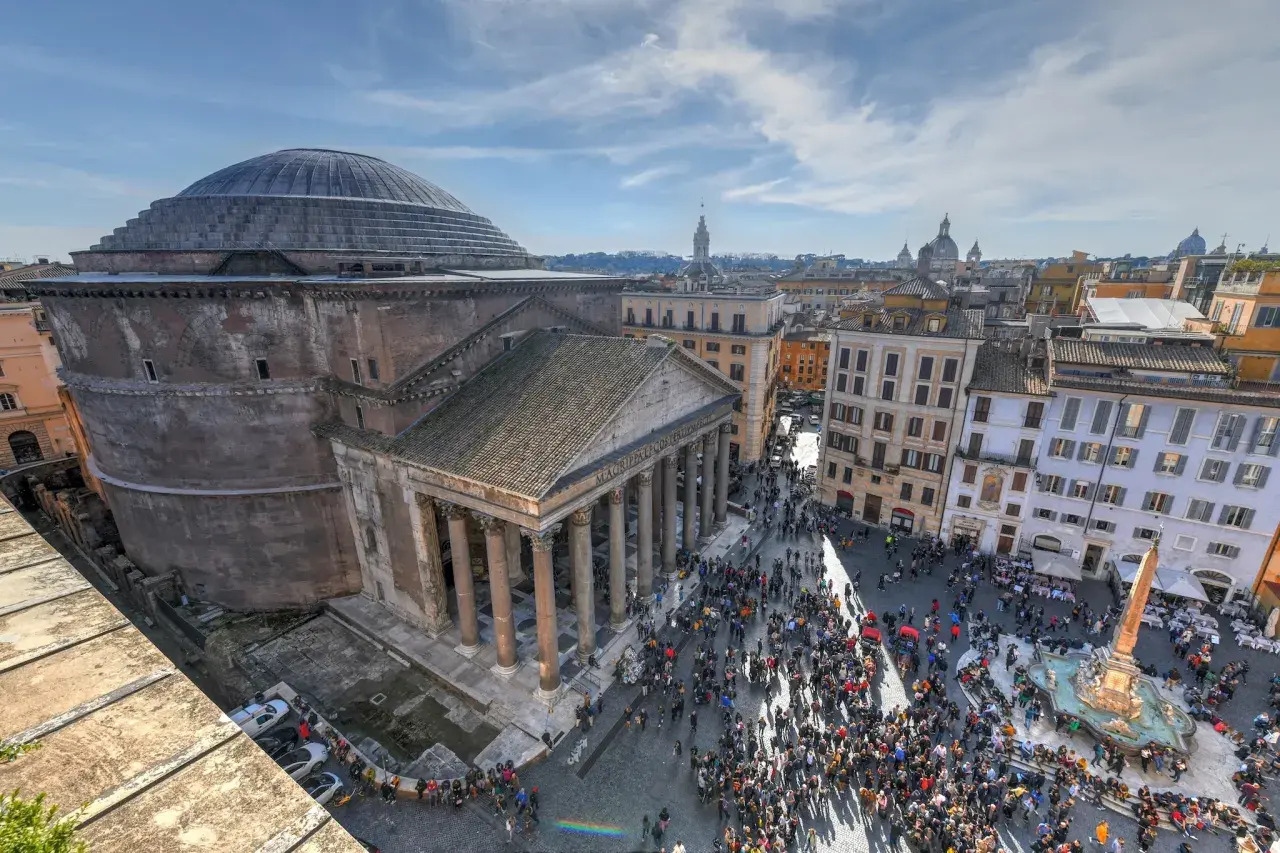 Piazza gremita davanti al Pantheon, capolavoro di Agrippa, con la sua cupola imponente e la fontana centrale.