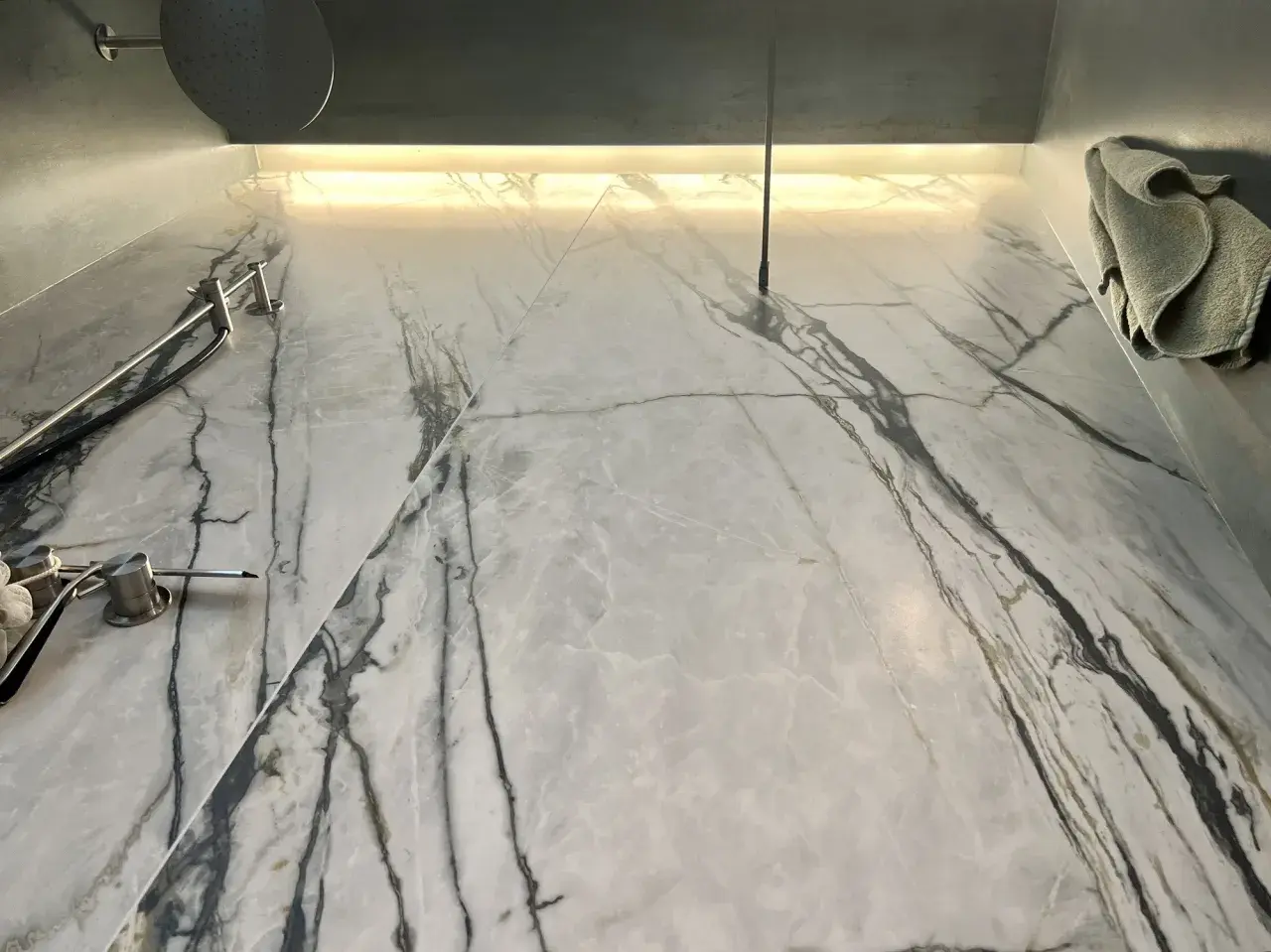 Doccia con piastrelle effetto marmo bianco e venature nere. Per trovare piastrelle uguali, osserva attentamente il disegno delle venature.