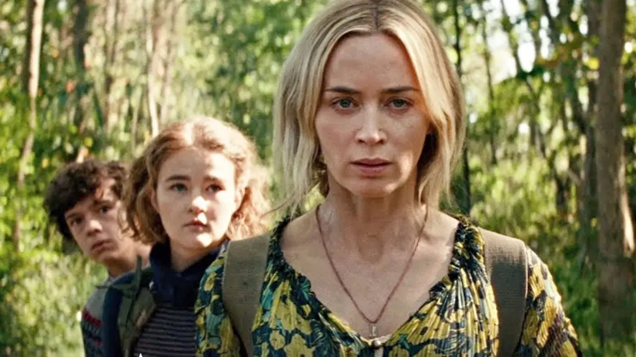 Rodzina w lesie, szukająca cichego miejsca 3. Emily Blunt z dziećmi, napięci i czujni.