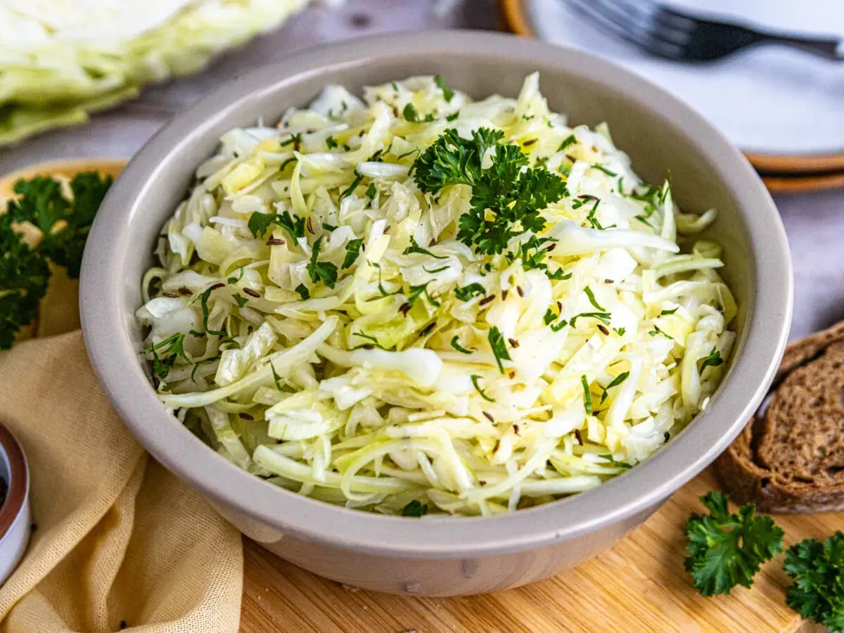 Frischer spitzkohl salat mit Kümmel und Petersilie, garniert mit einem Petersilienzweig.