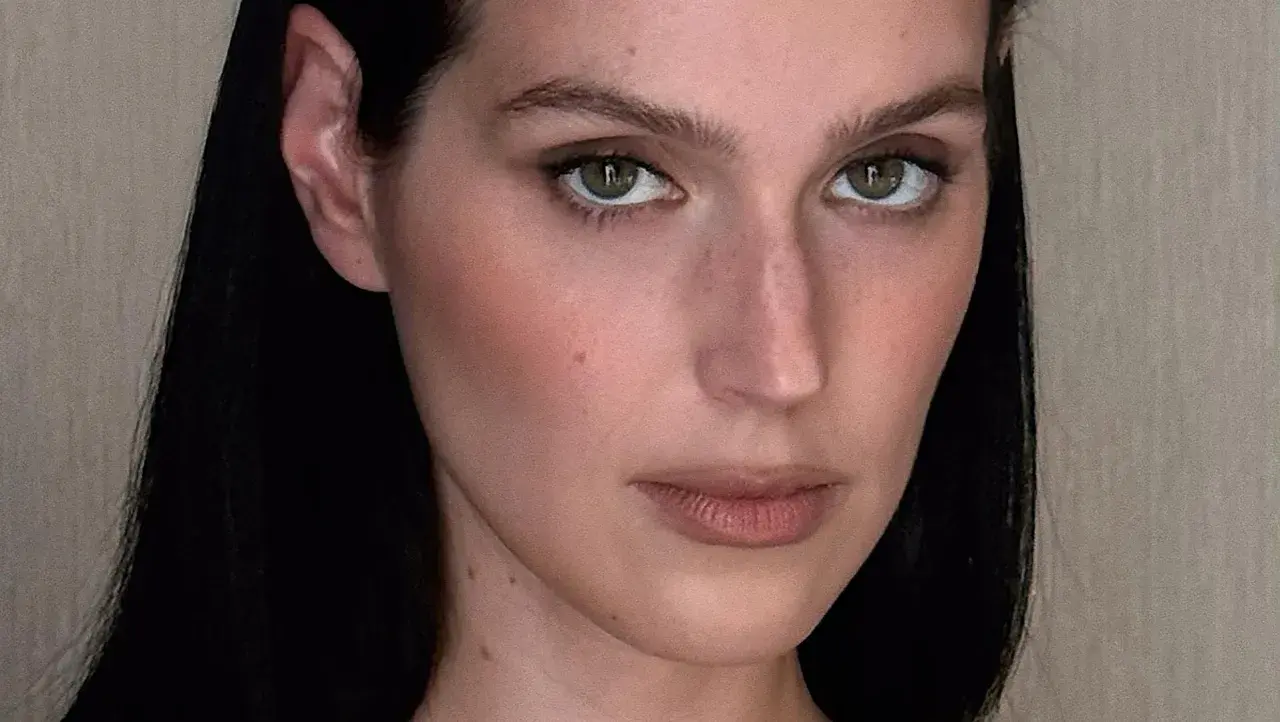 Maquillaje sutil para ojos hundidos, resaltando la mirada con tonos neutros y un toque de rubor.