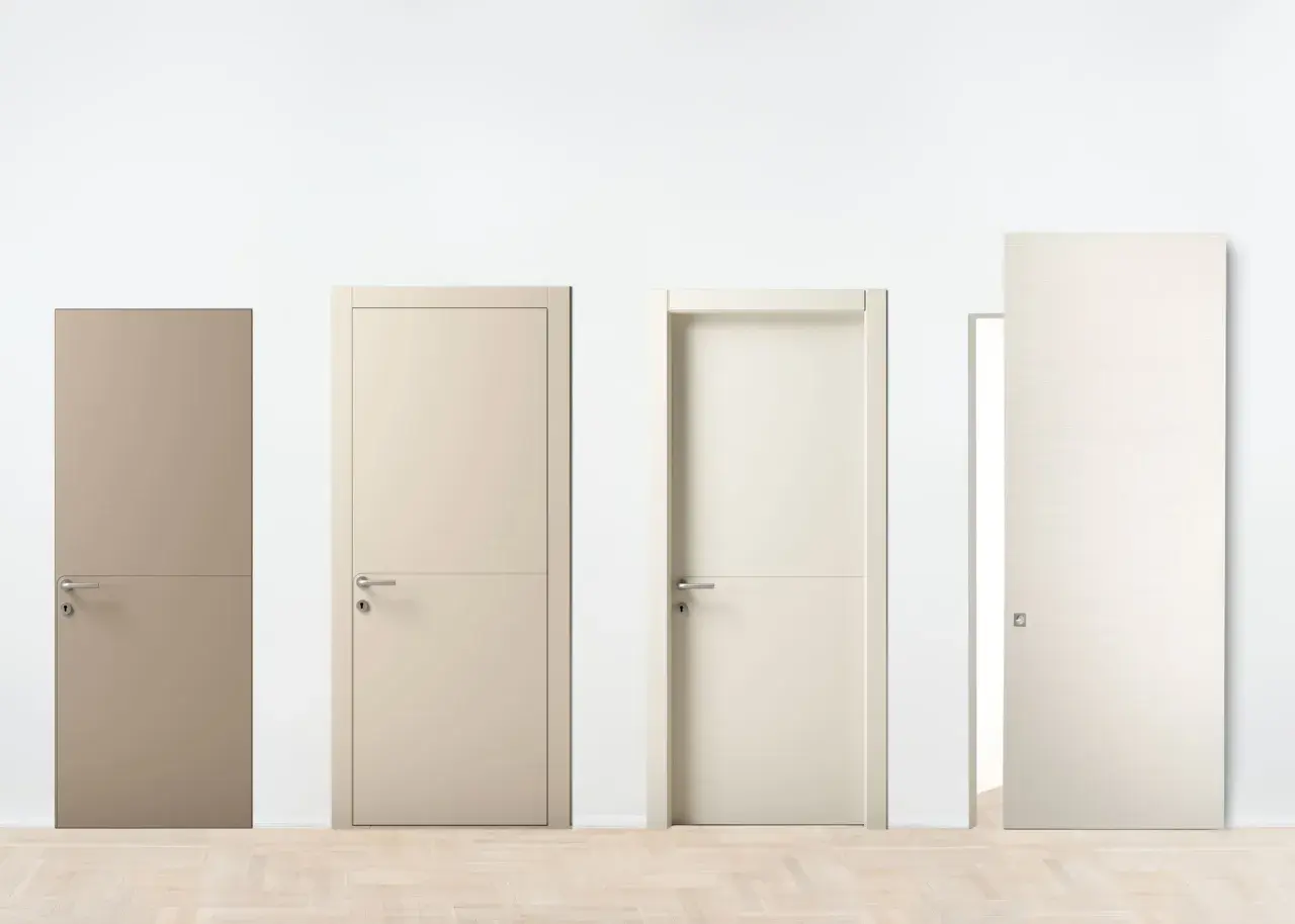 Quattro tipi di porte moderne, con maniglie in metallo e finiture diverse, su un pavimento in legno chiaro.