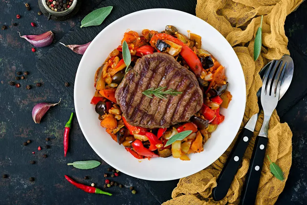 En saftig steak minute serveras med en färgstark ratatouille.