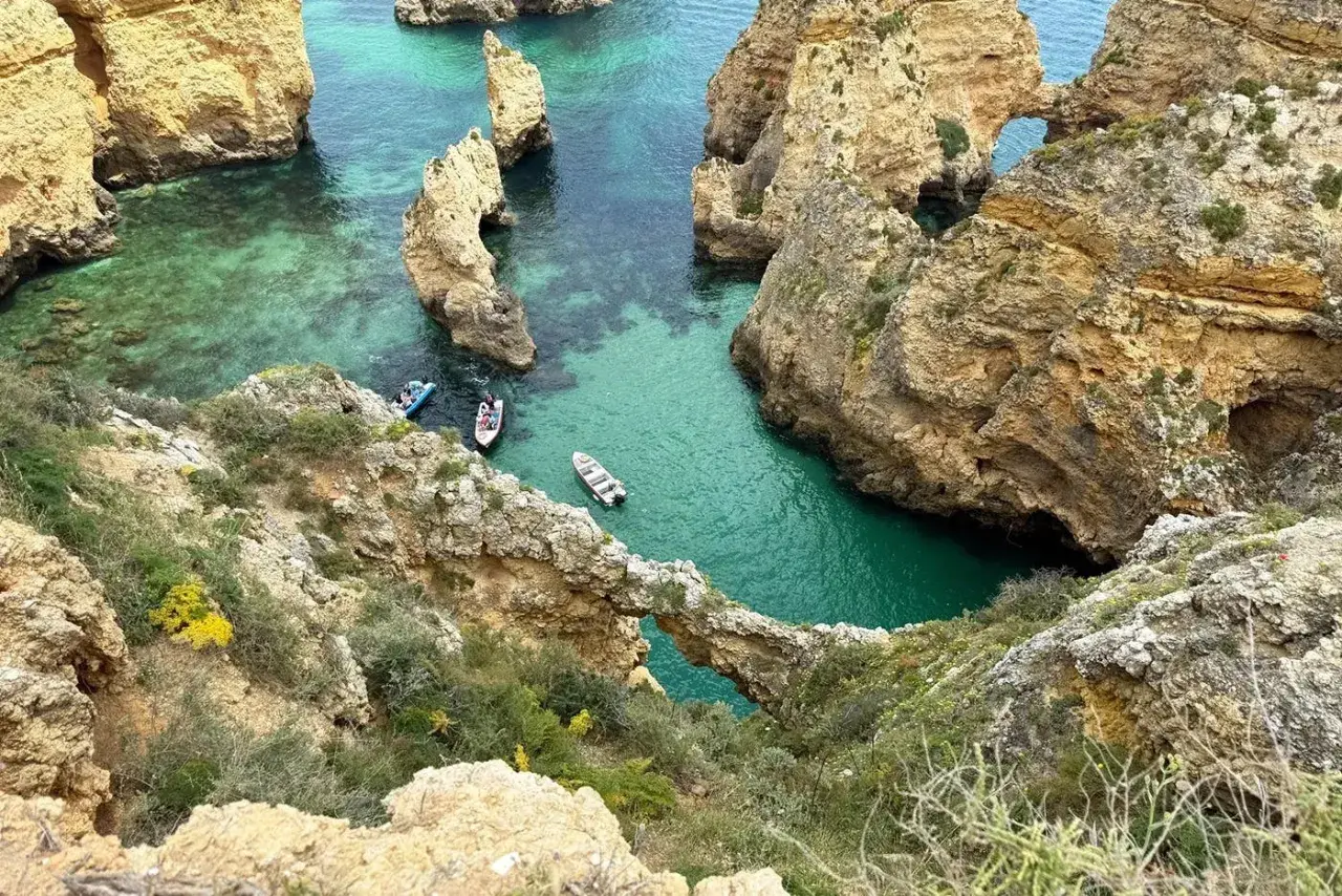 Un plan perfecto para el Algarve en 7 días: explora calas escondidas y aguas turquesas en barco.