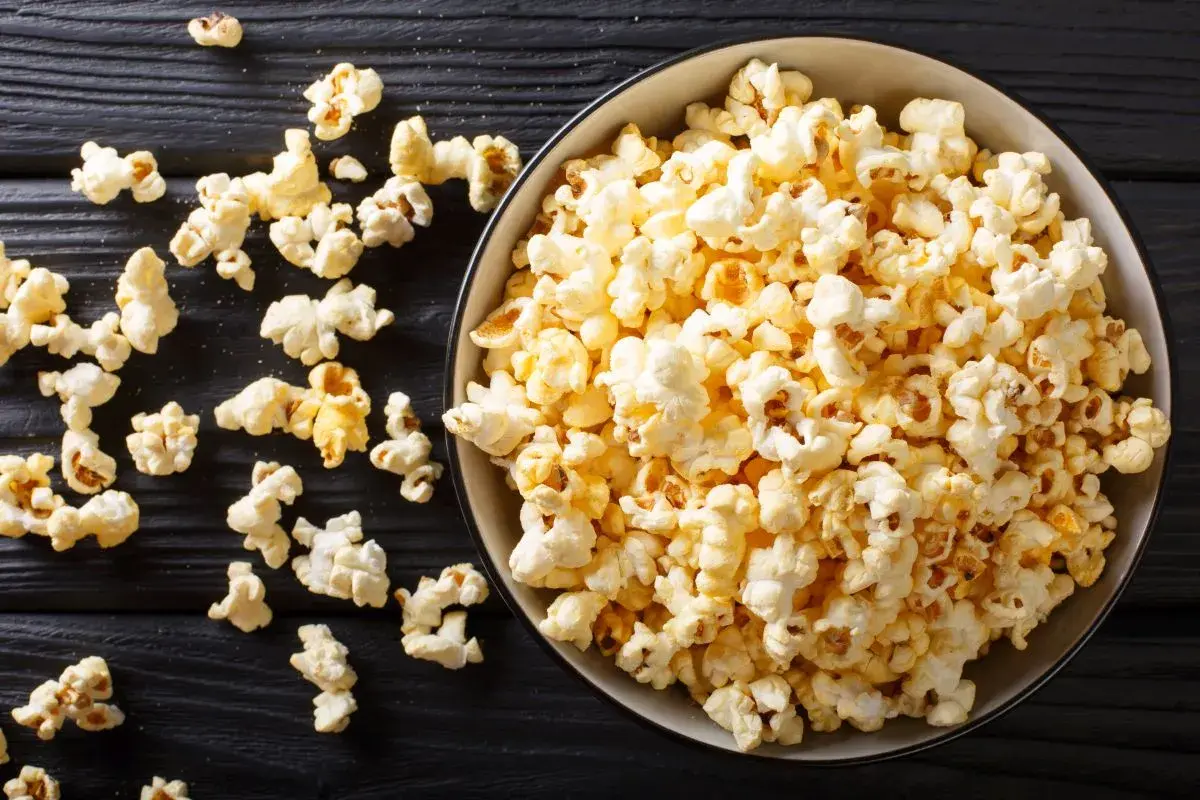 Pyszny popcorn w misce, idealny do filmu. Dowiedz się, jak zrobić popcorn w garnku, by cieszyć się domową przekąską.