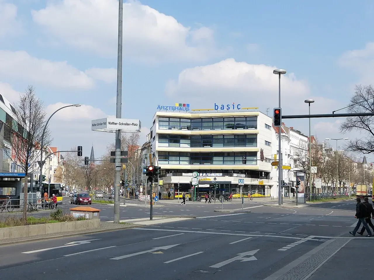 Kreuzung am Walther-Schreiber-Platz mit dem Ärztehaus und dem Supermarkt "basic".