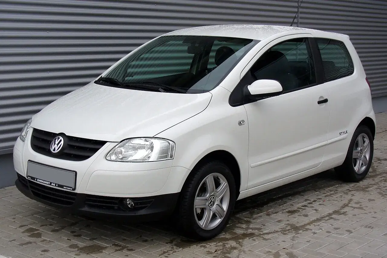 Biały VW Fox 1.2 Style. Szukasz opinii na forum? Ten model to dobry wybór na miasto.