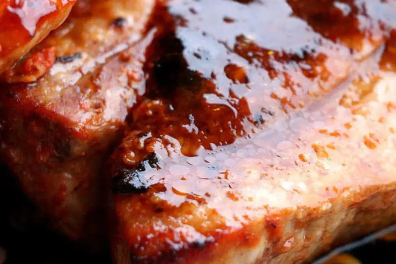 Travers de porc juteux, nappés d'une sauce barbecue brillante. La marinade travers de porc barbecue a caramélisé à la perfection.