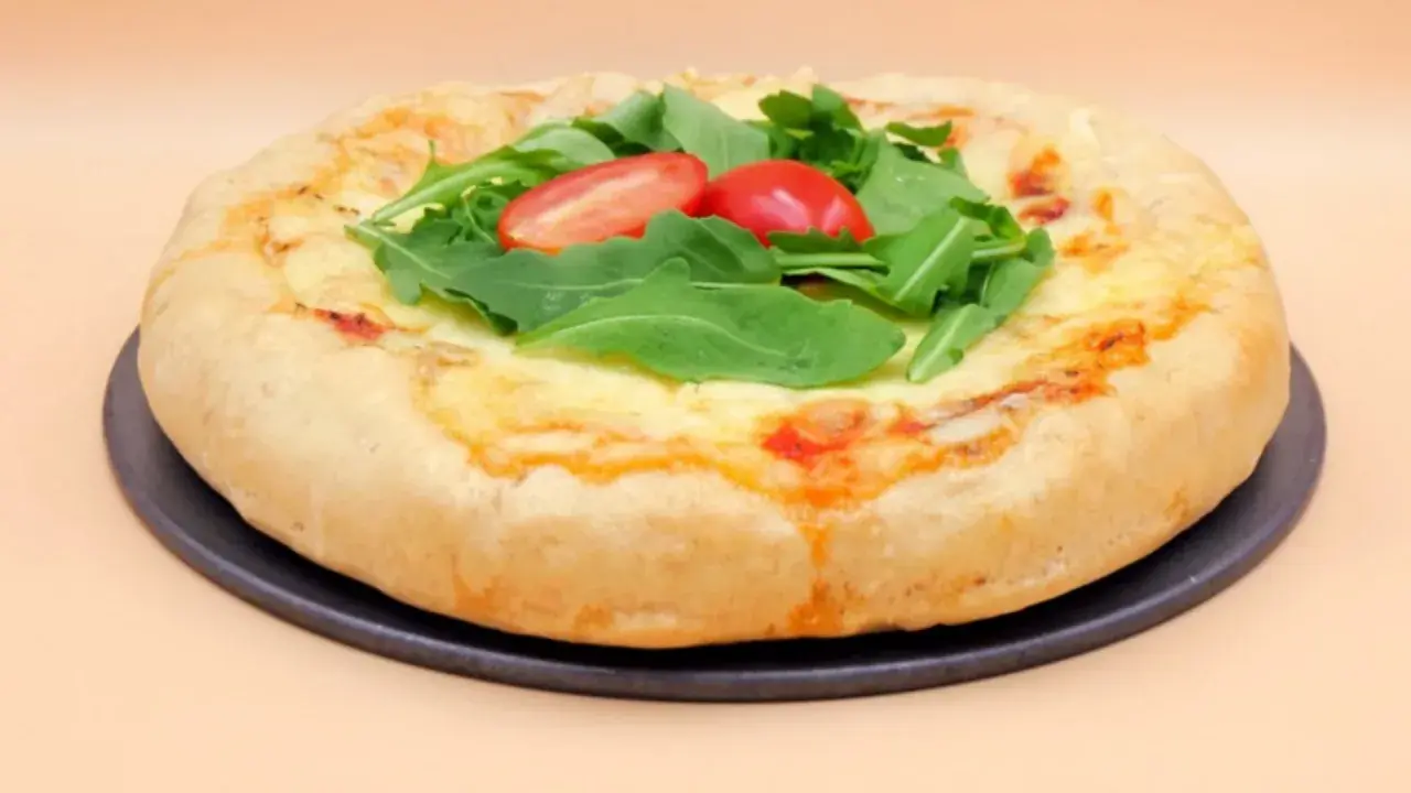 Pizza gourmet co to? Puszyste ciasto, roztopiony ser, świeża rukola i pomidorki. Prawdziwa uczta dla podniebienia.