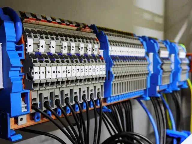 Ile kosztuje montaż skrzynki elektrycznej? Sprawdź, co wpływa na ceny