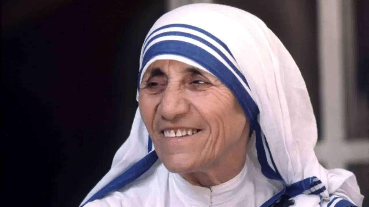 Porträt von Mutter Teresa, deren Leben und Wirken von tiefer Nächstenliebe und dem biblischen Auftrag zeugen.