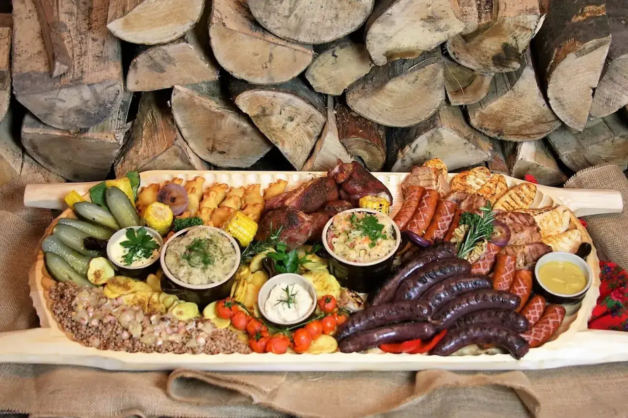 Bogata deska mięs i dodatków, idealna na góralskie przyjęcie. Sprawdź borowa chata menu cennik.