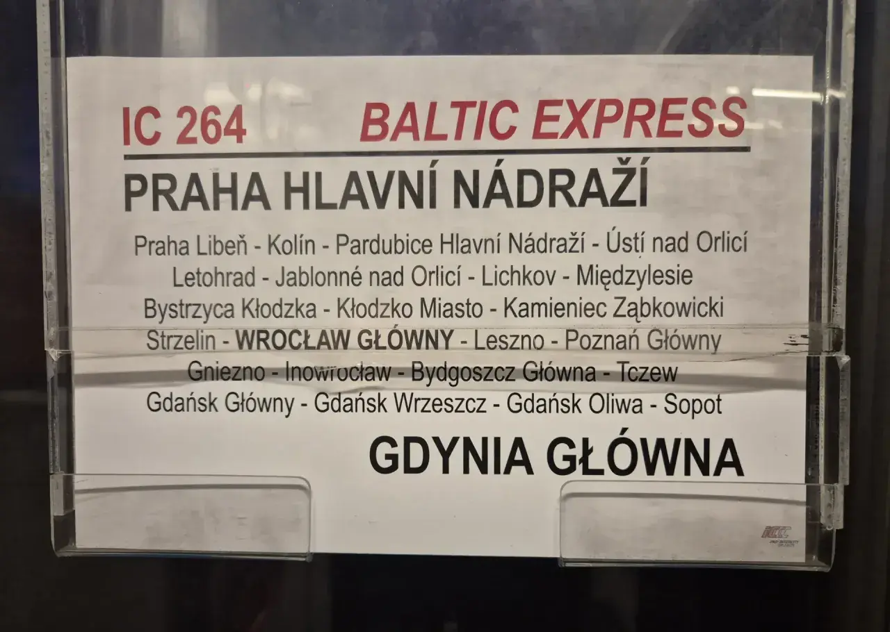 Pociąg IC 264 "Baltic Express" z Gdańska do Pragi, z licznymi przystankami po drodze.