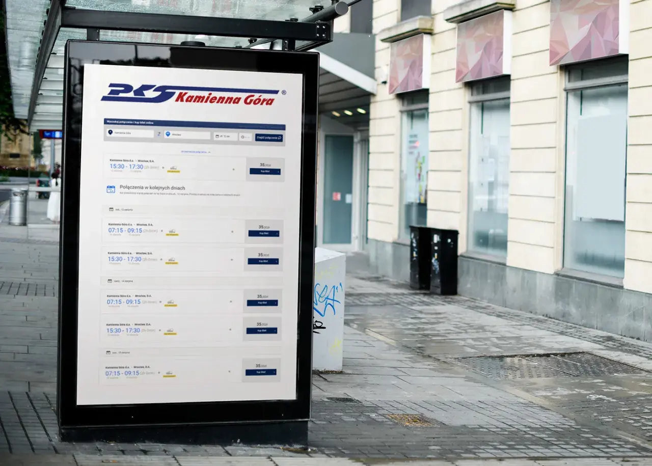 Na ekranie przystanku widnieje rozkład jazdy PKS Kamienna Góra - Wrocław. Można sprawdzić dostępne połączenia i ceny biletów.