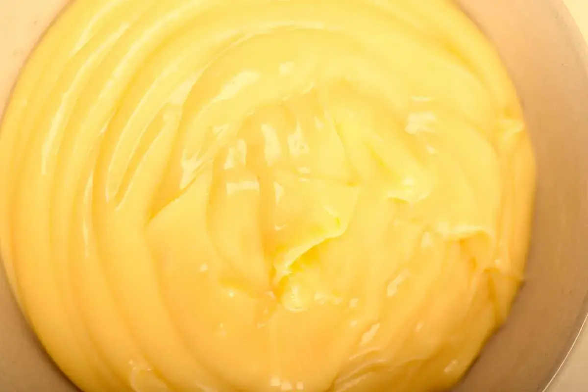 Crema pasticcera liscia e vellutata, pronta per farcire dolci deliziosi, preparata con il Bimby.