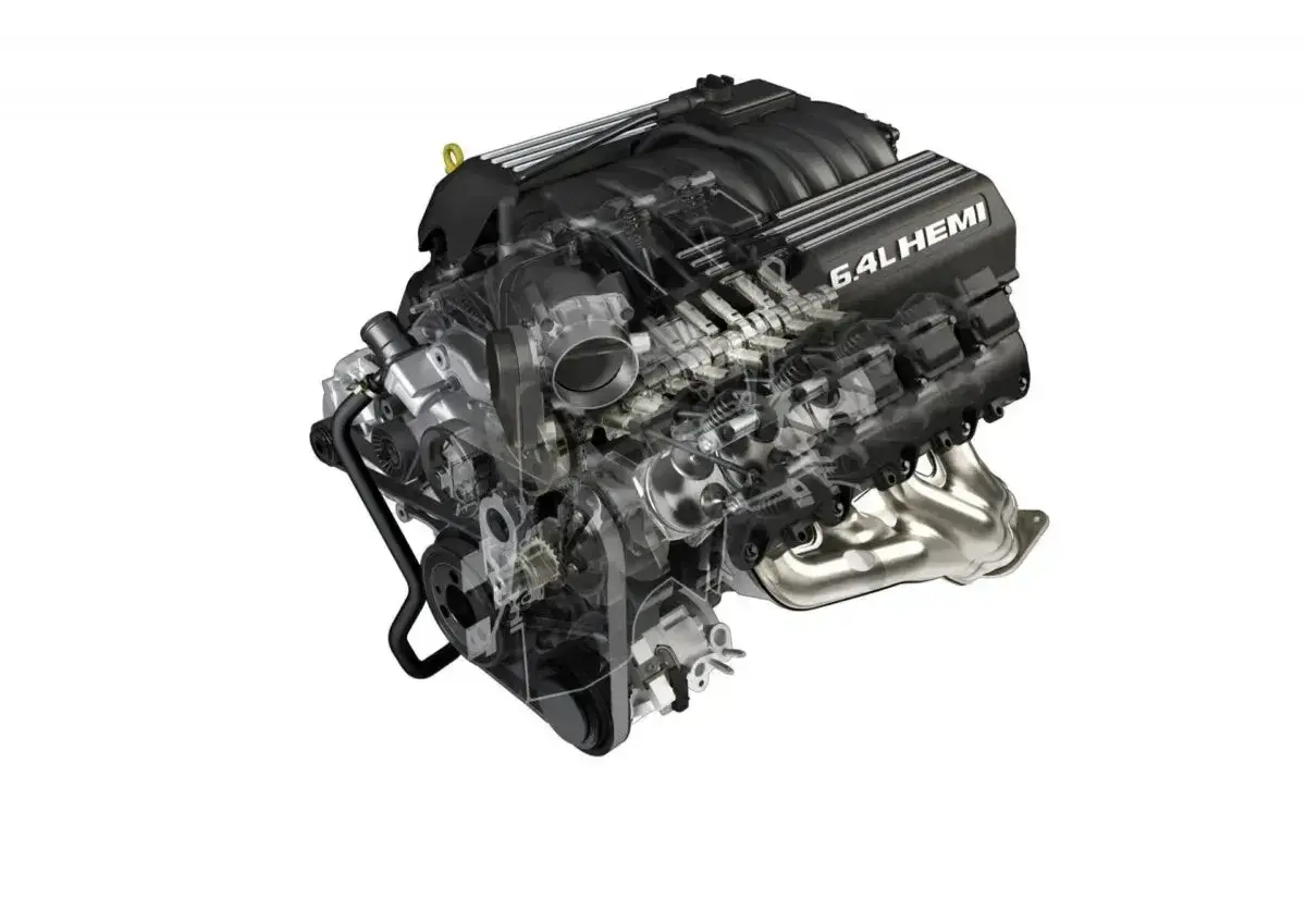 Przekrój silnika 6.4L HEMI z widocznymi elementami wewnętrznymi, takimi jak zawory i układ paliwowy.