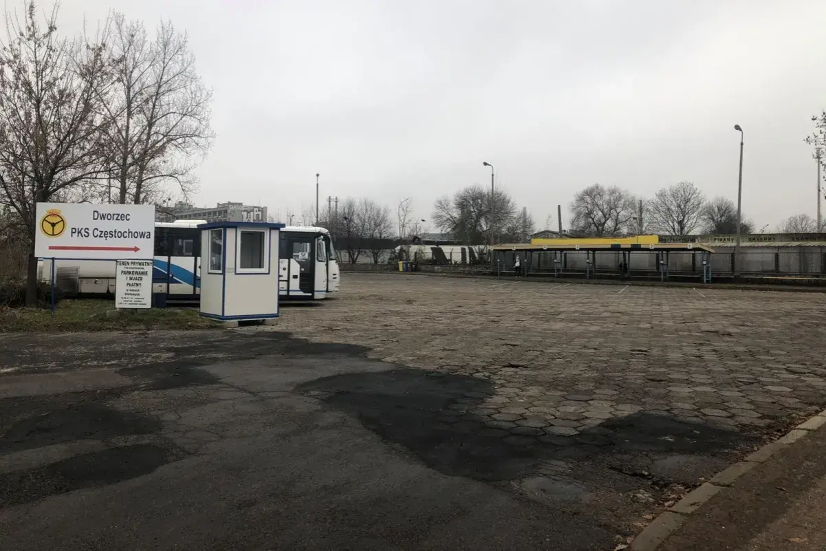 Pusta pętla autobusowa PKS Częstochowa z kilkoma autobusami i wiatami.