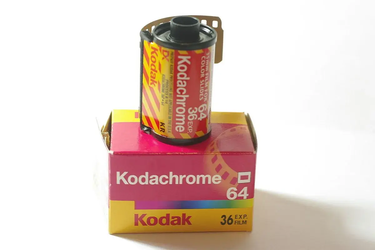 Rullo di pellicola Kodachrome 64, la prima pellicola a colori, su una scatola Kodak.