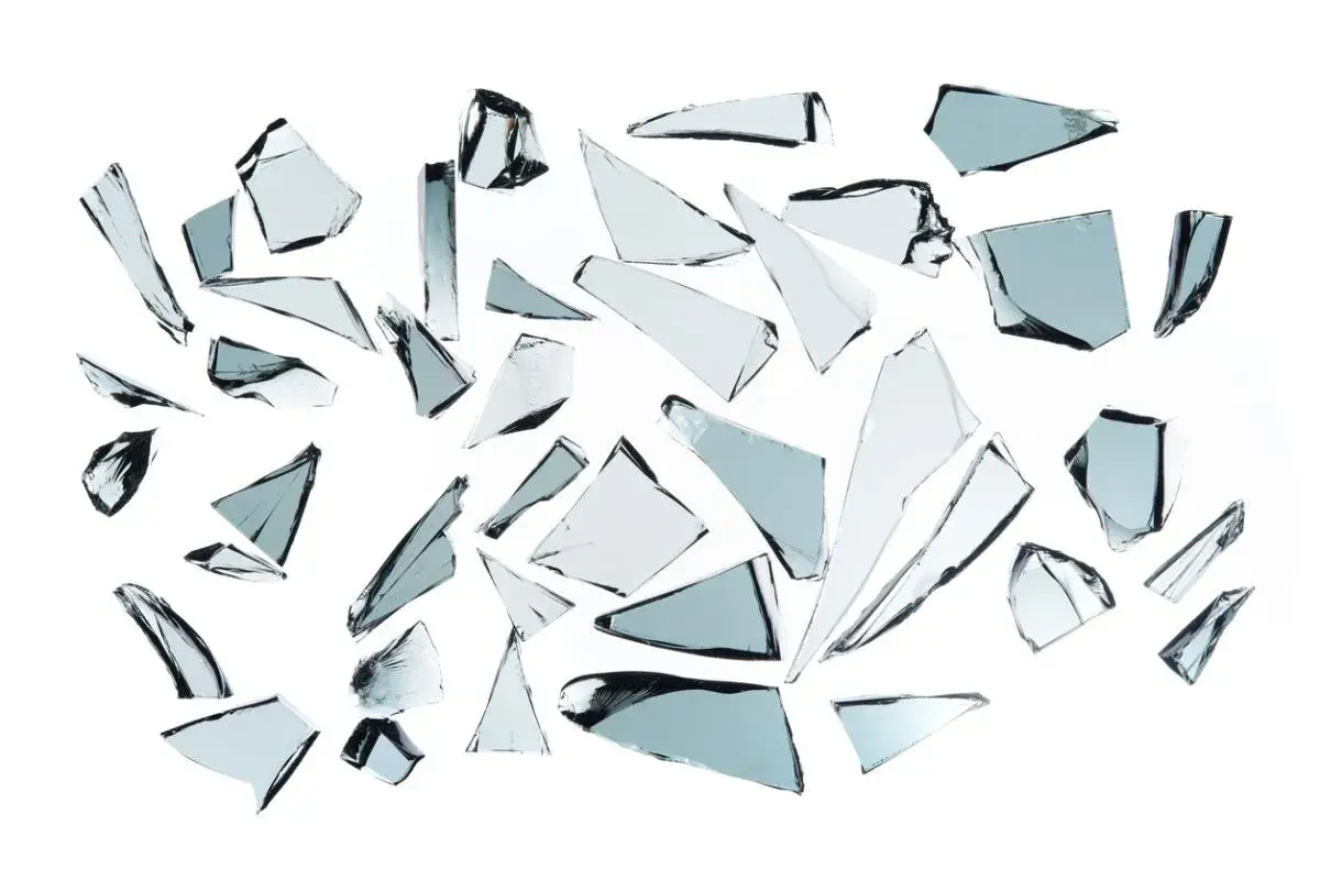 Fragmentos de vidrio esparcidos, como si alguien hubiera empezado a soñar con cristales rotos y la imagen se hubiera hecho añicos.