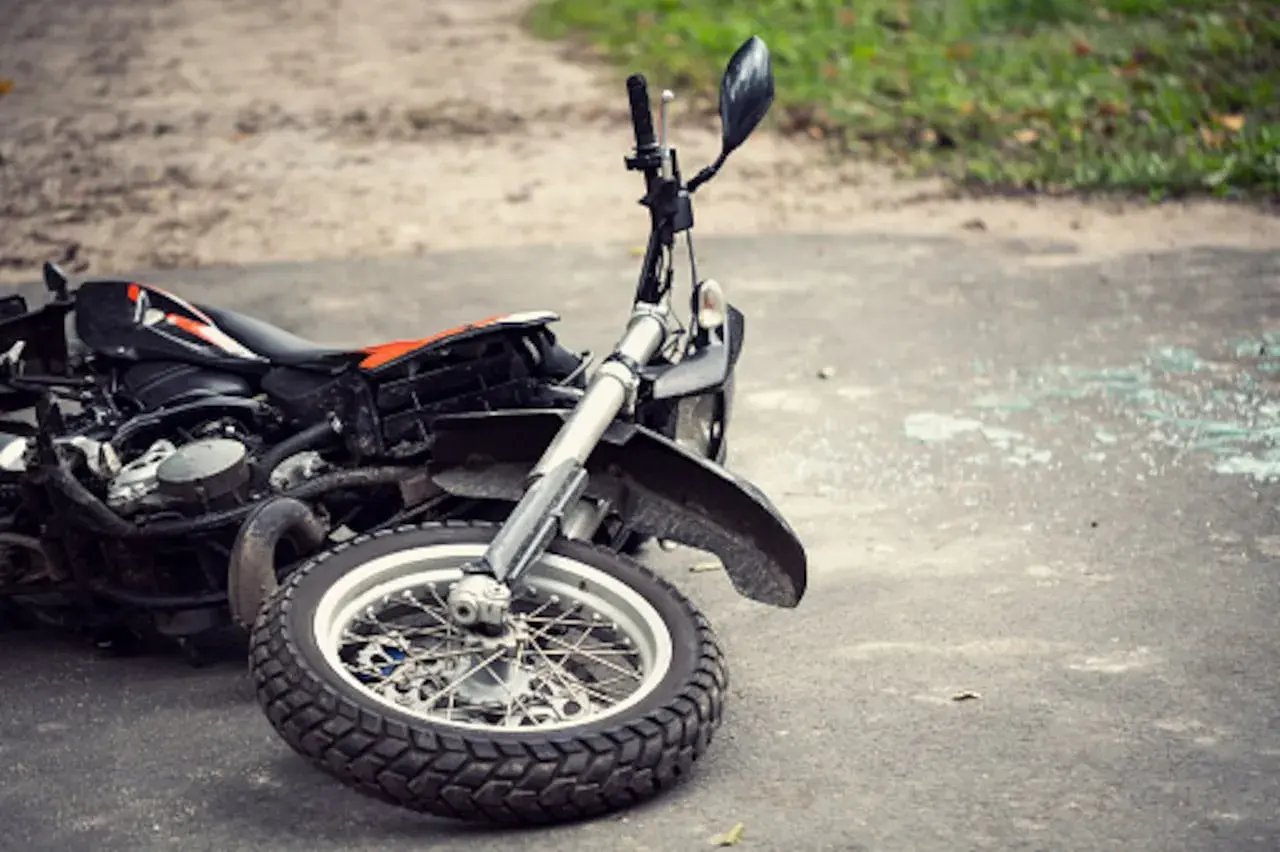 Una moto accidentada y tirada en el suelo. Parece que alguien intentó como desahogar una moto, pero el resultado fue este.