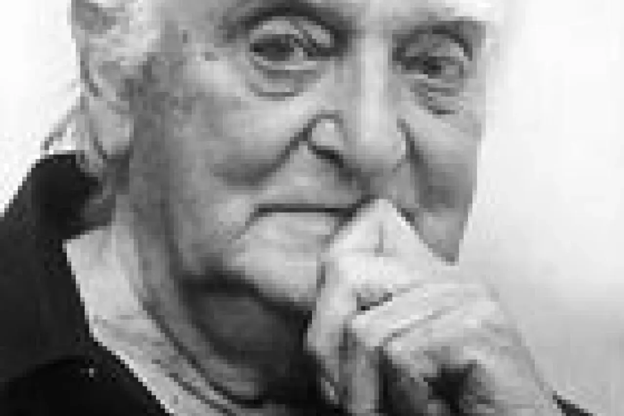 Portret starszego mężczyzny, Edwarda Hartwiga, z dłonią przy ustach, w czarno-białej tonacji.