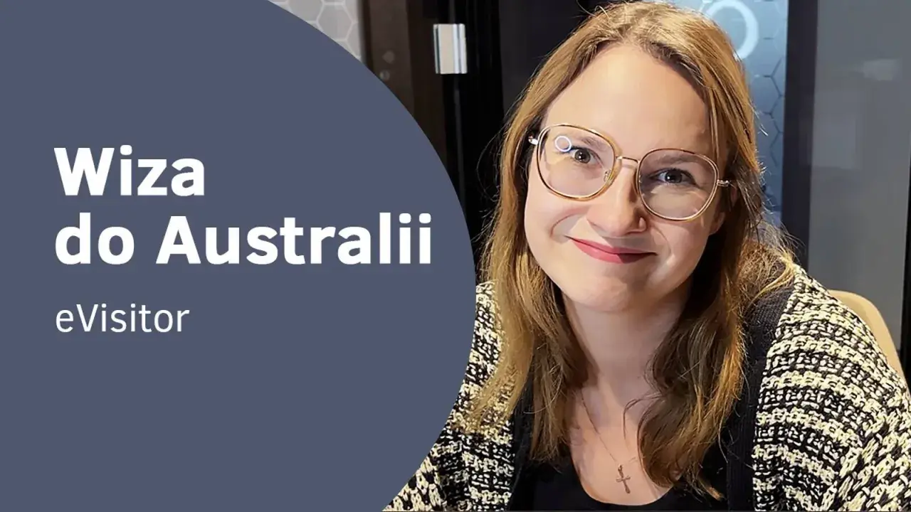 Uśmiechnięta kobieta w okularach. Tekst: "Wiza do Australii", "eVisitor". Dowiedz się, czy do Australii potrzebna jest wiza.