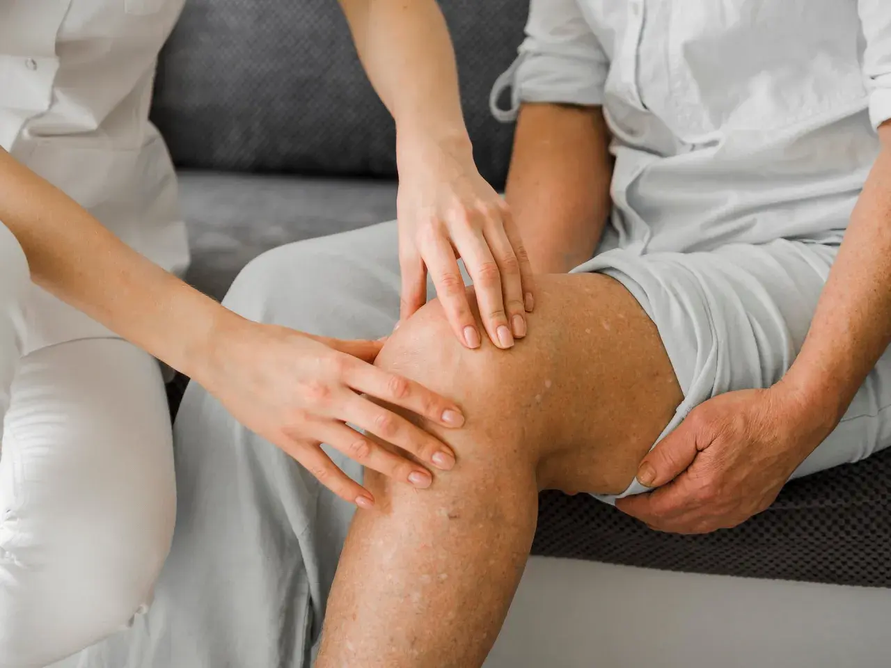 Ärztin untersucht Knie, um runners knee symptome zu identifizieren.